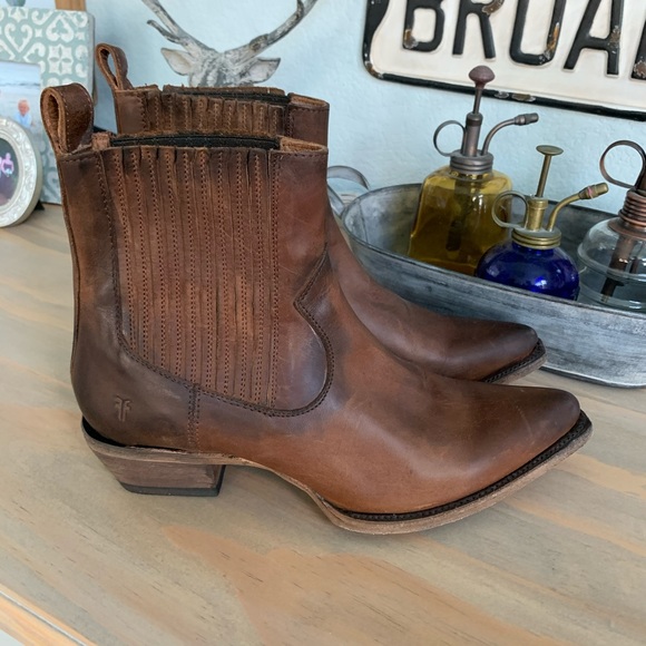 frye sacha chelsea boot